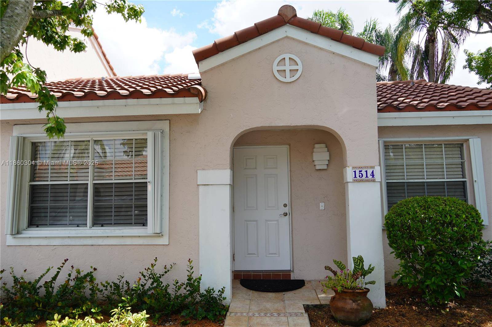 COUNTRY ISLES CORNER VILLA IN PRISTINE CONDITION IN THE HEART OF WESTON 2 Bed 2 Bath move in ready unit.
