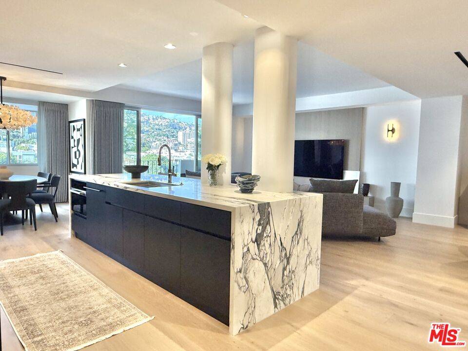 818  N Doheny Dr 2BR Sunset Strip La