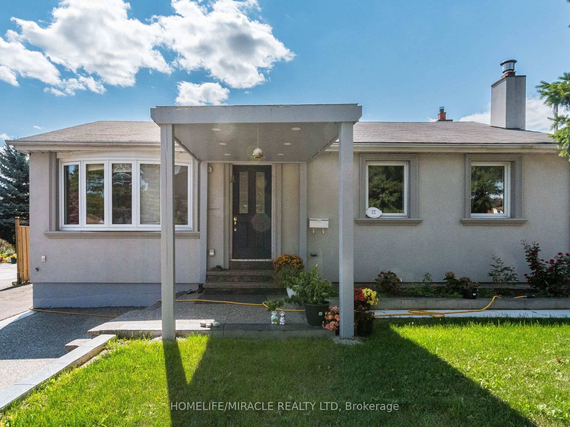 Stunning 3 1 Bedroom Bungalow for Lease in Family Friendly Vista Drive, Streetsville Enjoy this beautifully maintained home on a mature 55 x 125 Ft.
