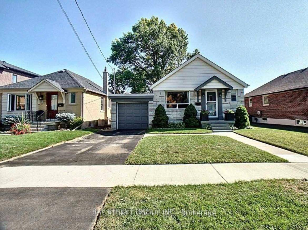 Located In Heart Of The Queensway Village, The Family Centric Neighbourhood Minutes To Qew 427, Walking Distance To Ttc Supermarket Costco Sherway Garden Restaurants, Close To Norseman Jr Middle School, ...
