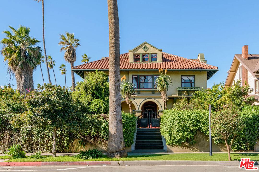 1049 Elden Ave 6BR La