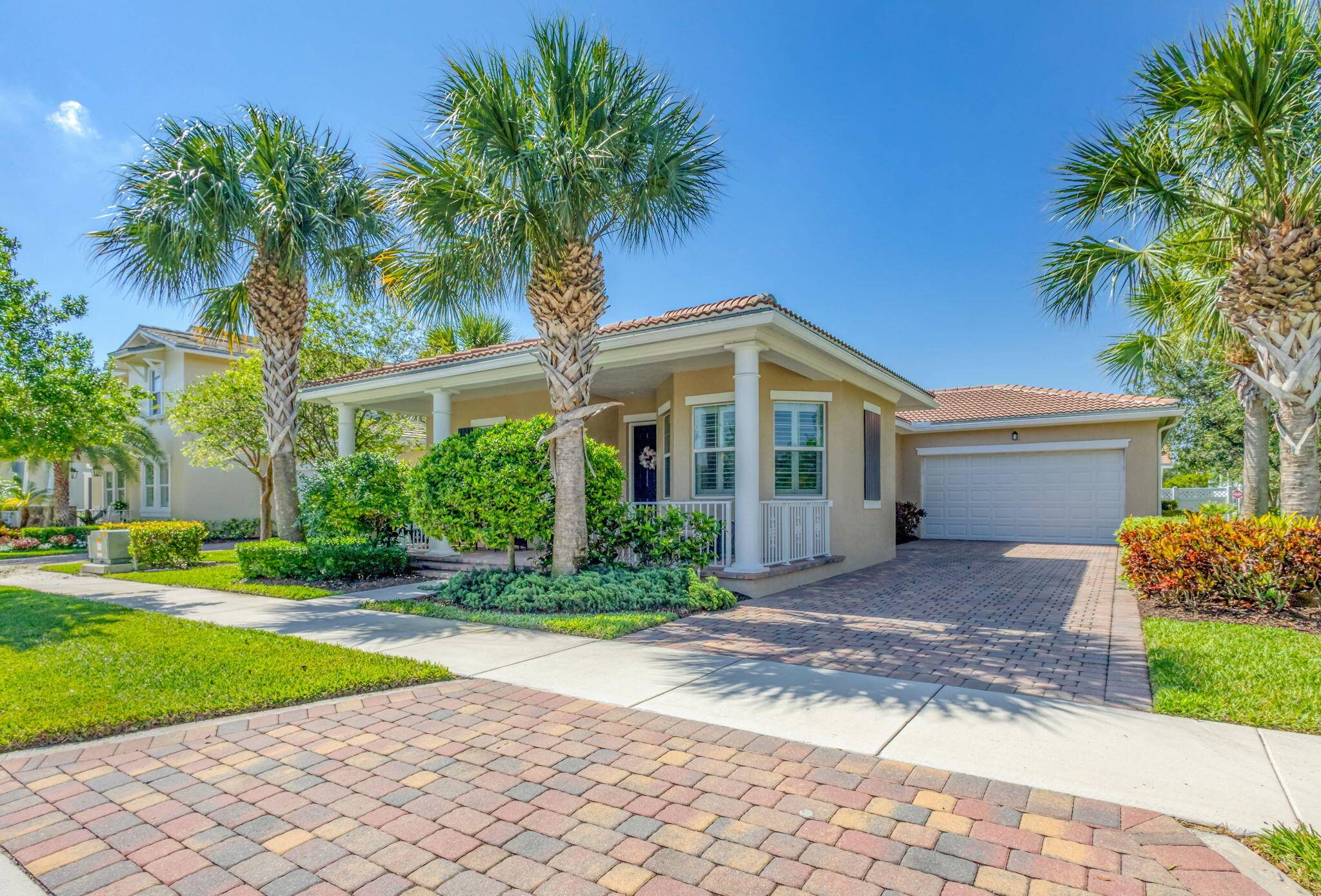 Single story split floor plan, 3 bedroom, 2 bath, PLUS office den single family home in the highly sought after community of Windsor Park at Abacoa.