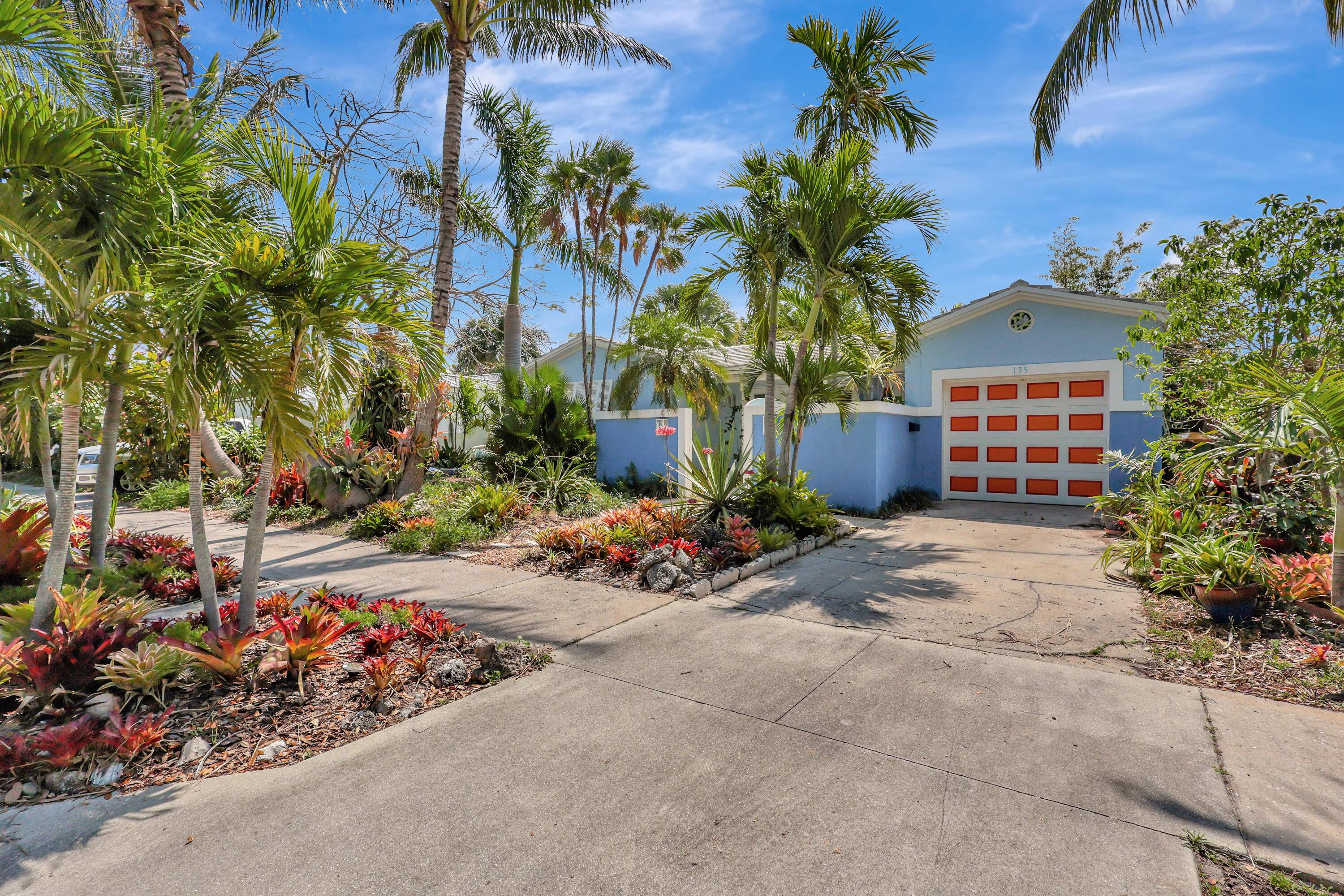 Welcome to Harvard ! Located in Lake Worth Beach's most sought after intracoastal neighborhood, College Park.