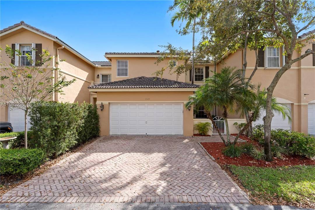 Beautifully maintained townhome in the desirable Cascadas at Doral.