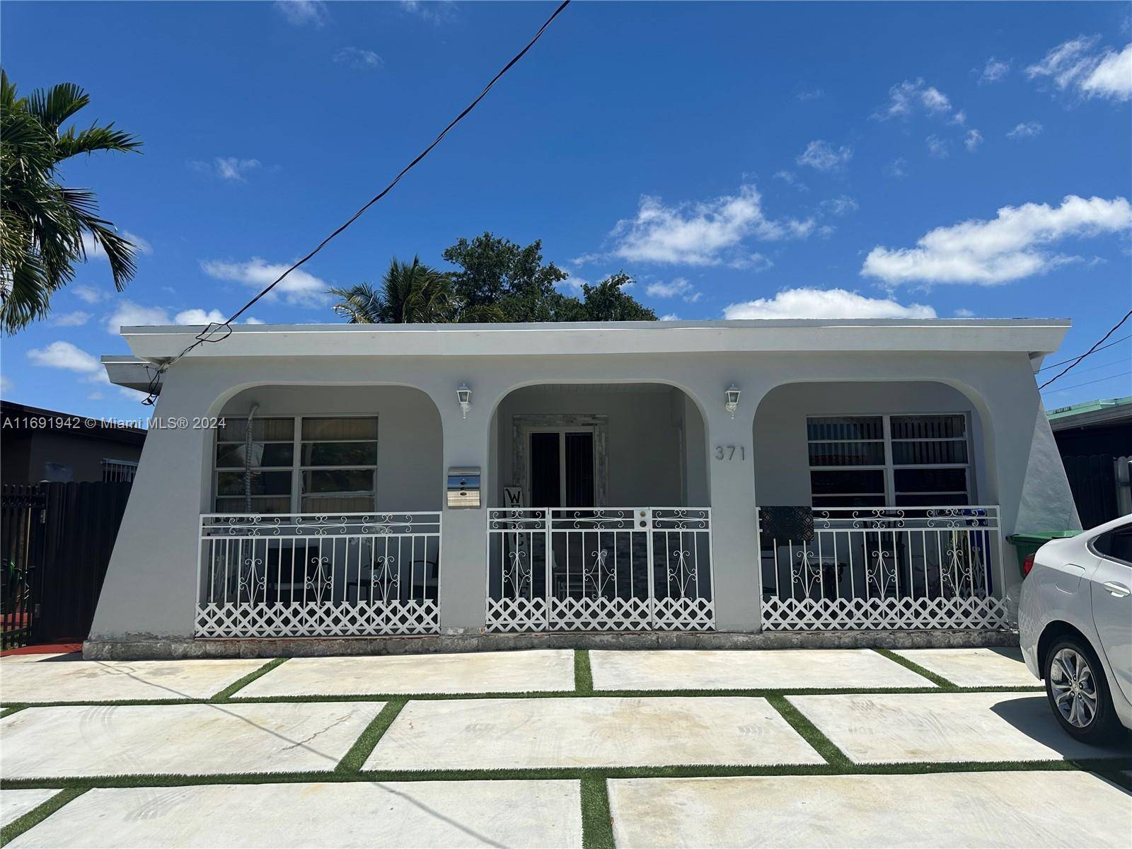 SHORT SALE READY TO MOVE IN LOCATION LOCATION LOCATION NEW ROOF 4BED 3 BATH IN LAW QUARTER Located near to Miami airport, shopping centers, restaurants, hospital, parks EASY ACCESS TO ...