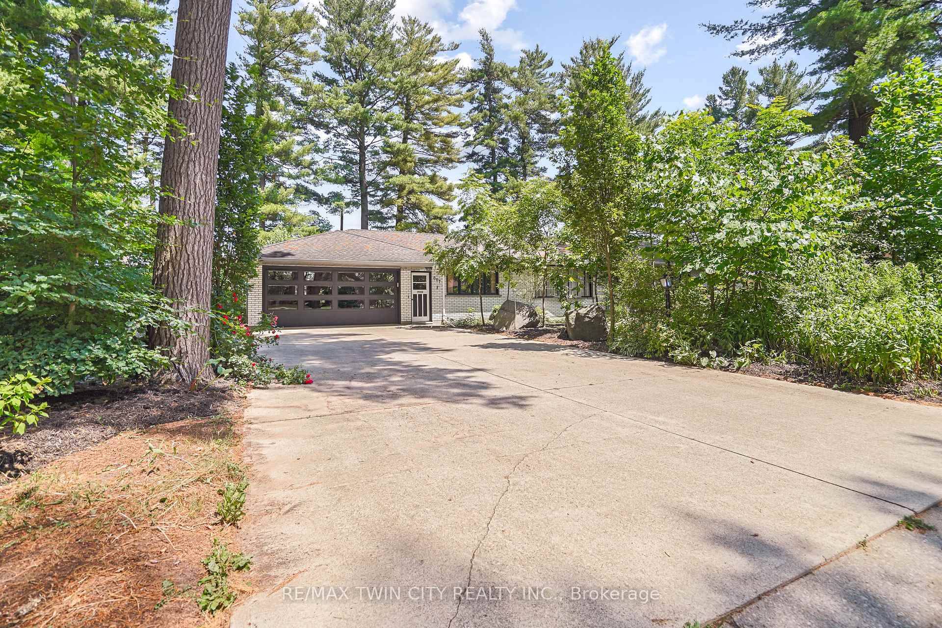Executive Bungalow Backing onto a Field !