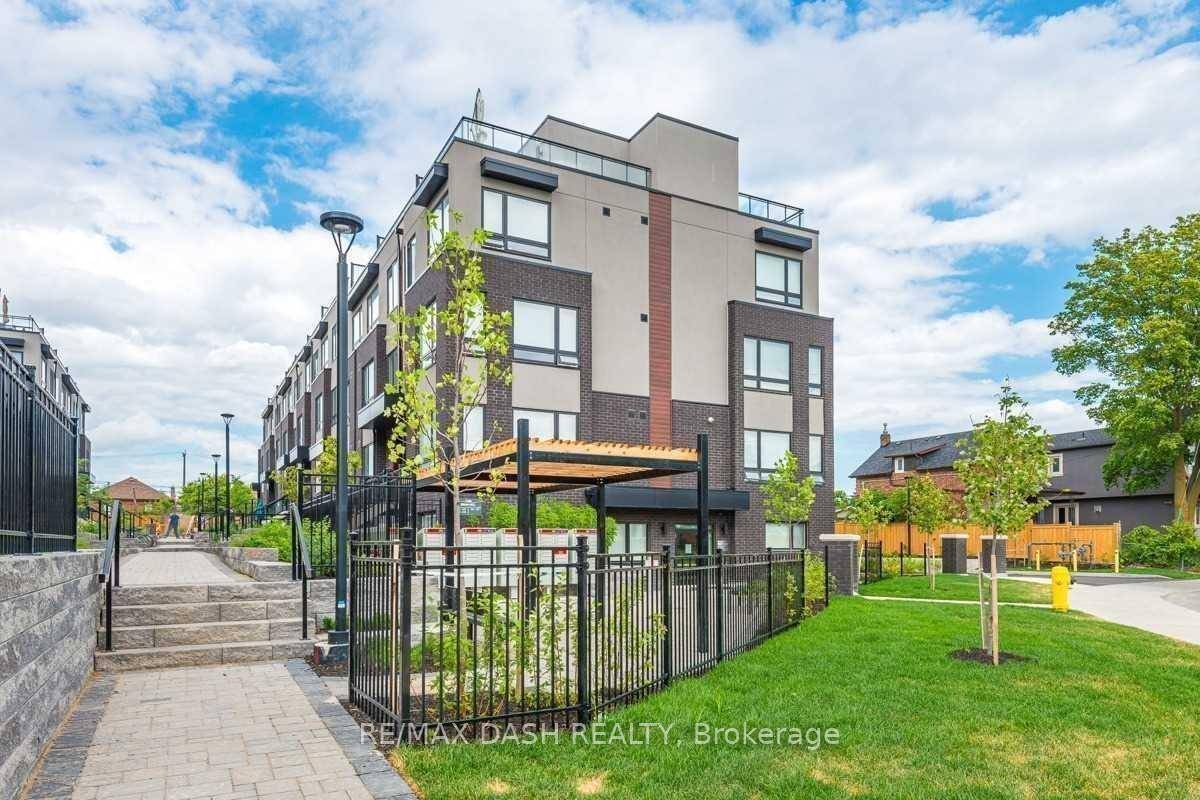 Fabulous 2 Bed amp ; 2 Bath Den 858 Sq Ft 80 Sq Ft Patio East Facing Suite W Beautiful Finishings Throughout !