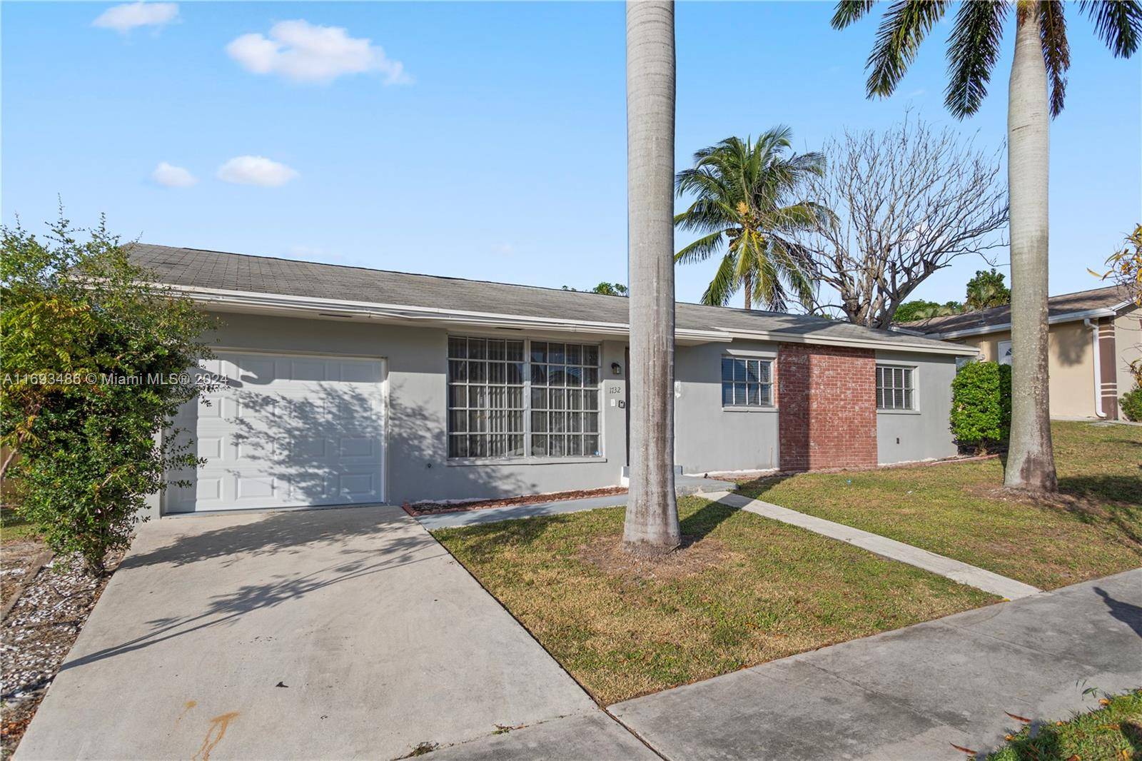 Welcome to your dream home in Lake Worth !