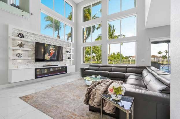 Fully Furnished 5 Bedroom, 4 Bathroom Lakefront Pool Home !