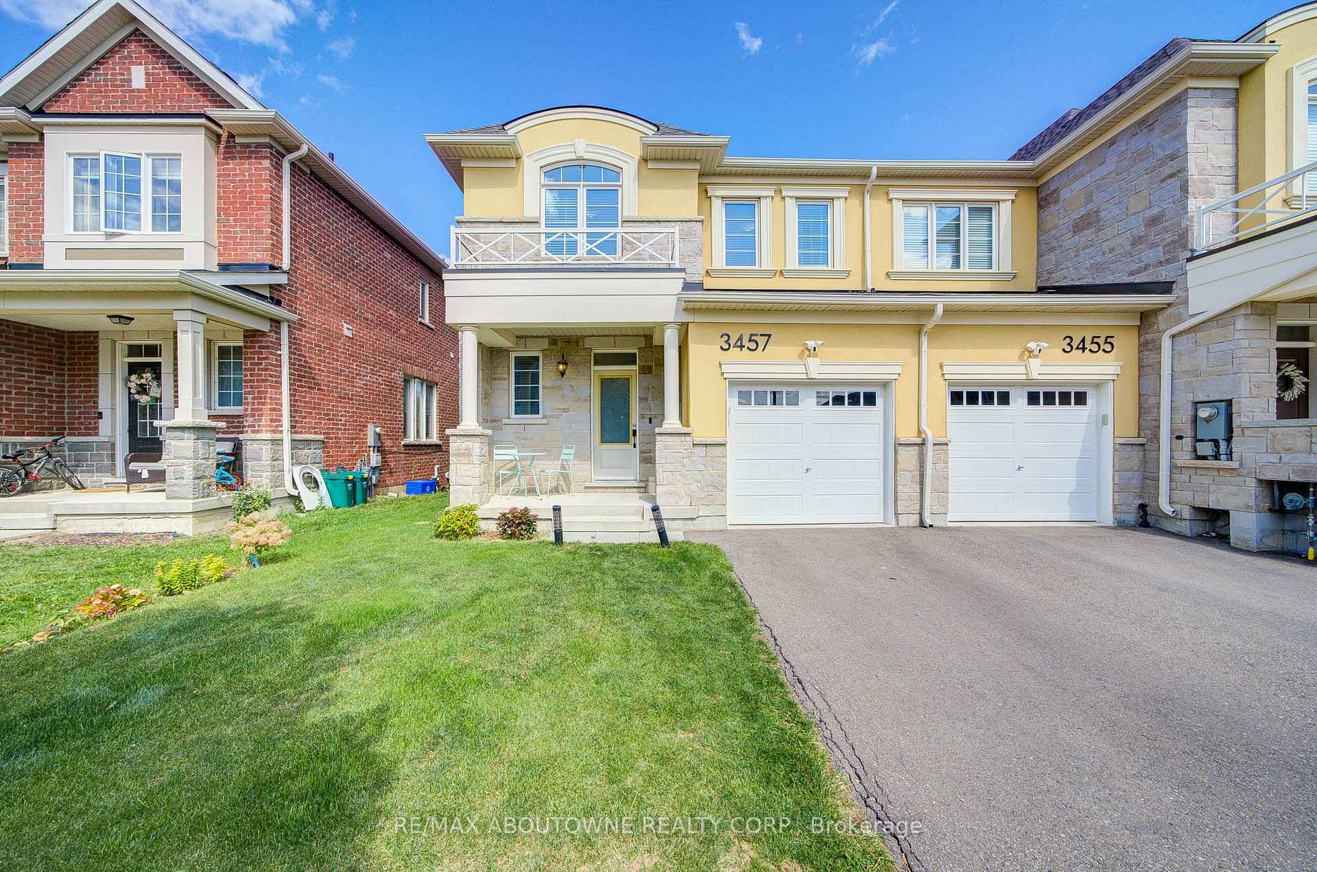 Charming 5 Year New Semi Like End Unit Townhome conveniently located near Sixth Line and Burnhamthorpe with easy access to Highways 403 and 407.