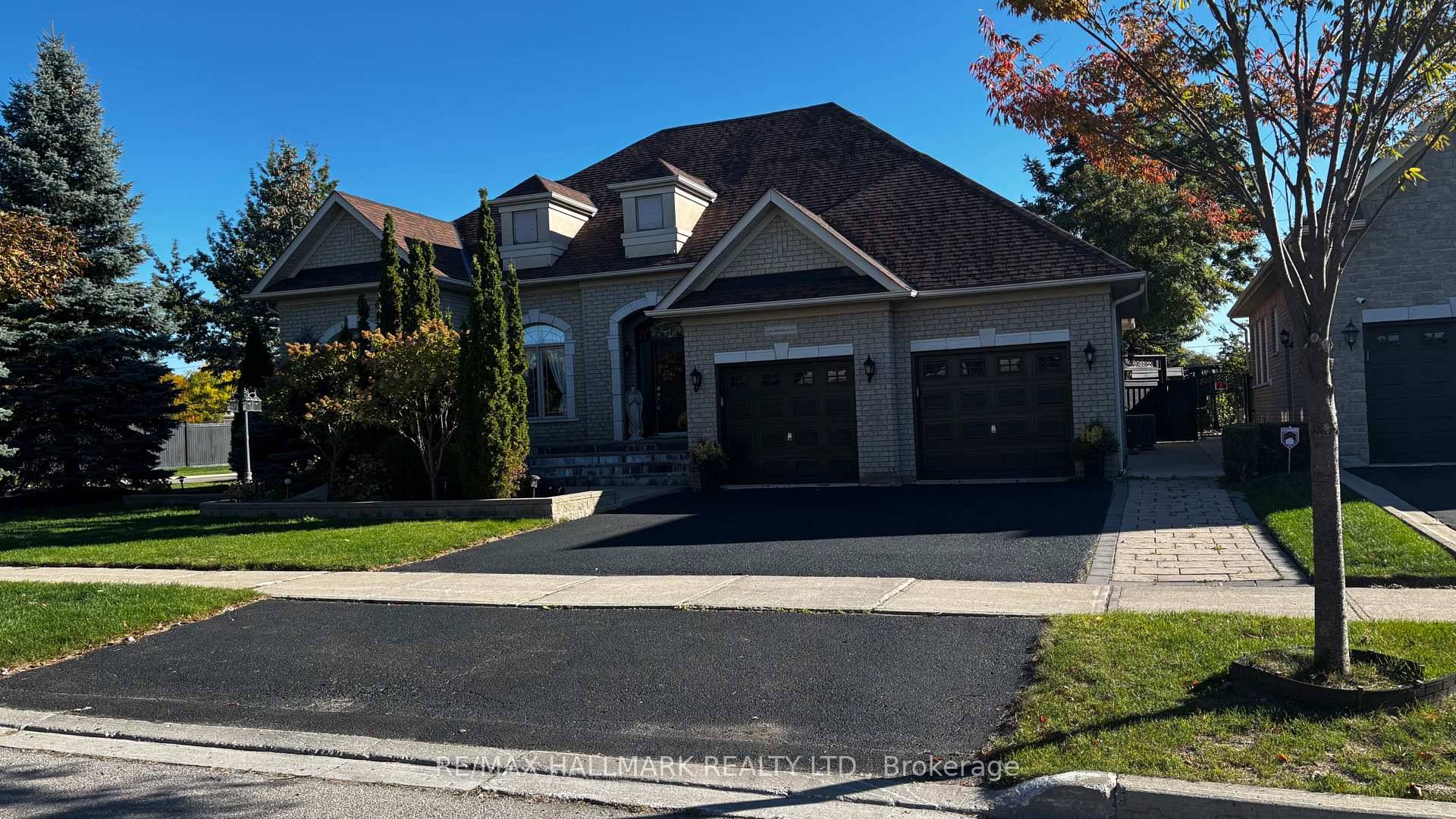 A rare chance to own a meticulously cared for bungalow on a premium lot in one of Vaughans most coveted pockets.