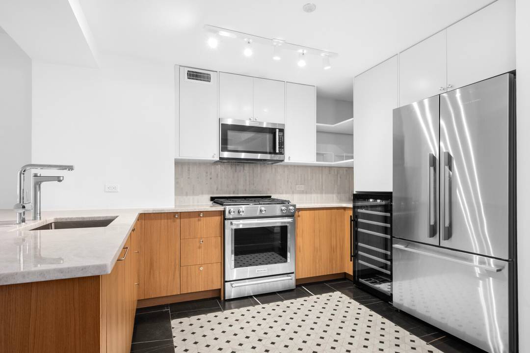 Welcome to Residence 6D at 121 East 23rd Street, offering over 1, 110 square feet of thoughtfully designed living space in the heart of Flatiron.