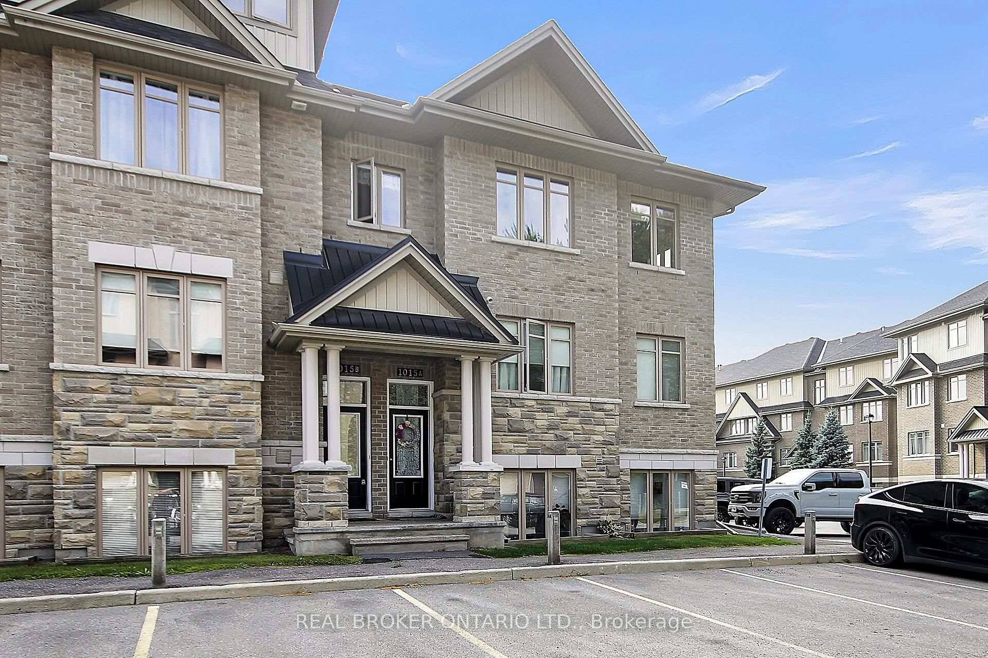 Welcome to this chic 2 bedroom, 2 bathroom condo with an open concept 'office nook' in Riverside South.
