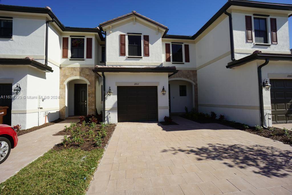 Beautiful Townhouse with Garage in AquaBella 3 bedroom 2.
