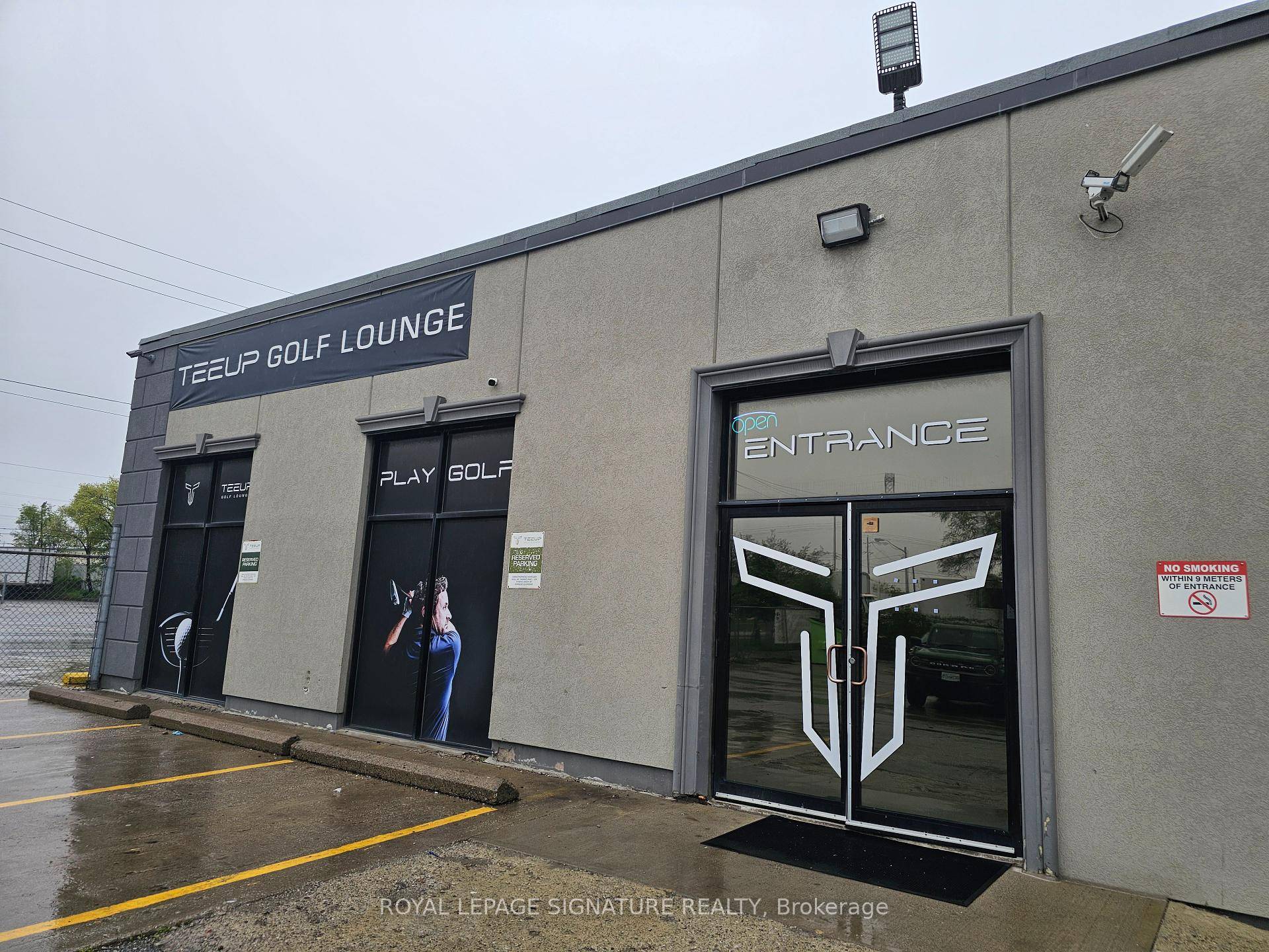 Tee Up Social is one of Toronto's premier indoor golf simulator lounges, offering a top tier experience for golf enthusiasts year round.