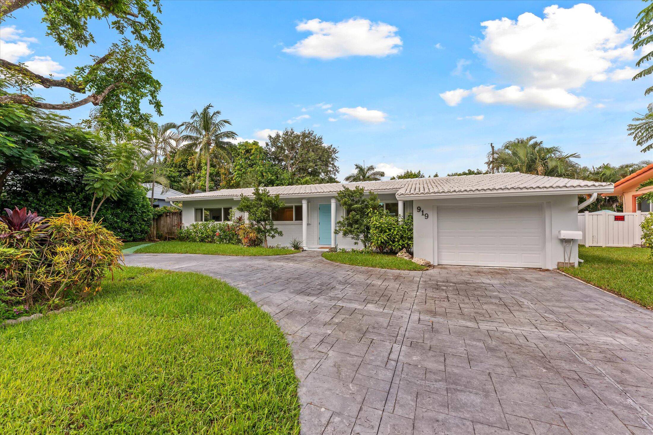 Pompano Beach Harbor Village, just 5 minutes to the beach !