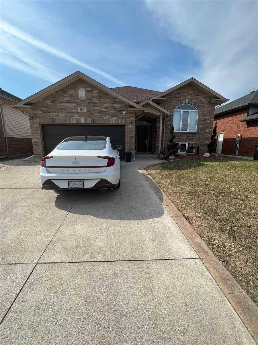 Detached bungalow, 3 2 Bed And 2 1 Washroom, Ready To Rent, In a Quiet Neighborhood.