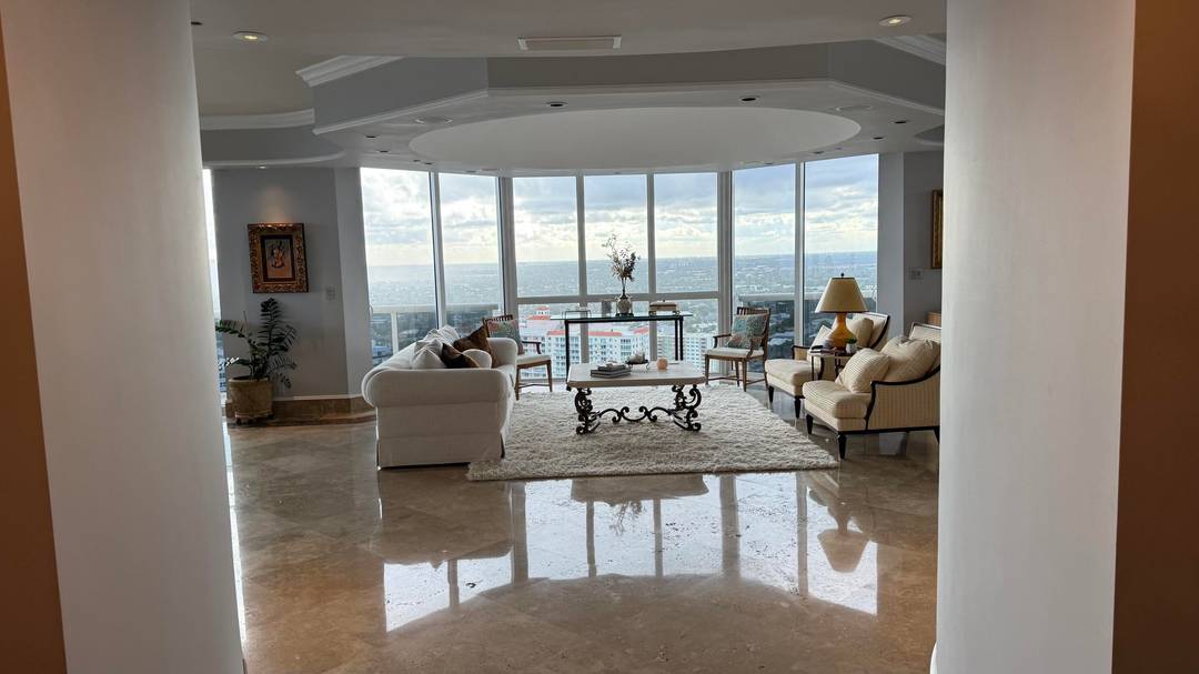 Fantastic Penthouse in the sky with private elevator, 4 bedroom plus office, Cafe on property, Amenities include Valet parking, Gym, Concierge, 24 Hr security, 2 Tennis courts, 2 pools, beach ...