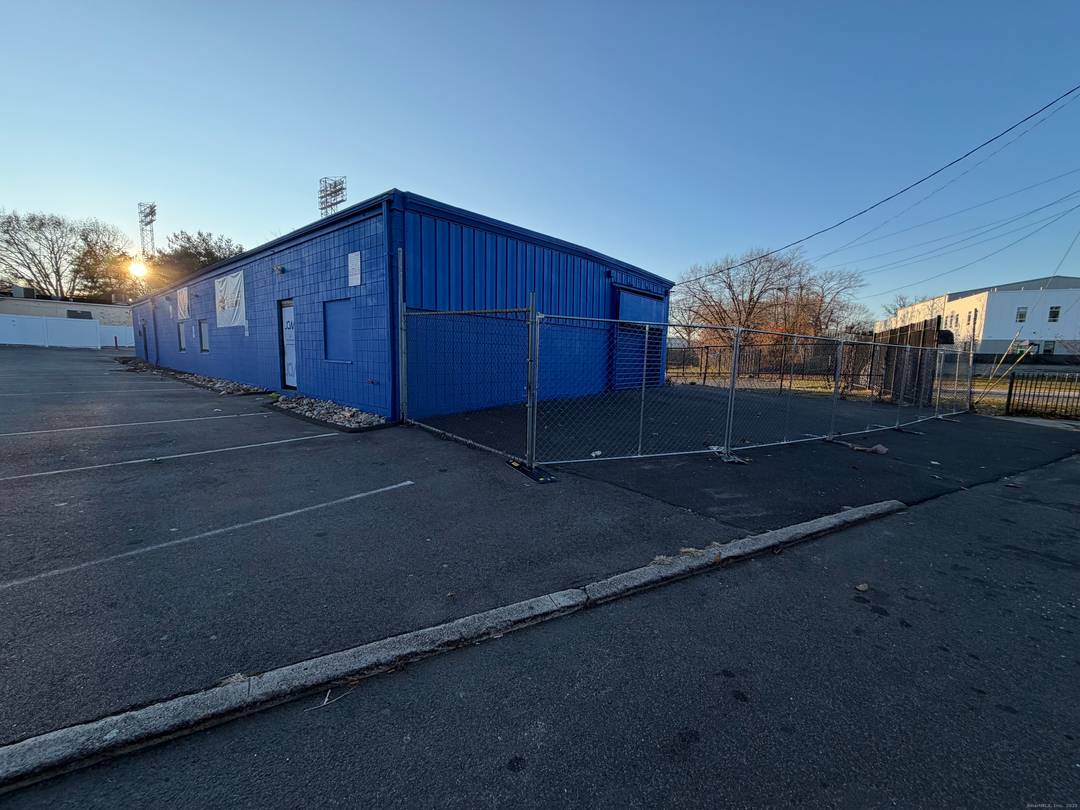 Prime commercial opportunity in Bridgeport's growing corridor !
