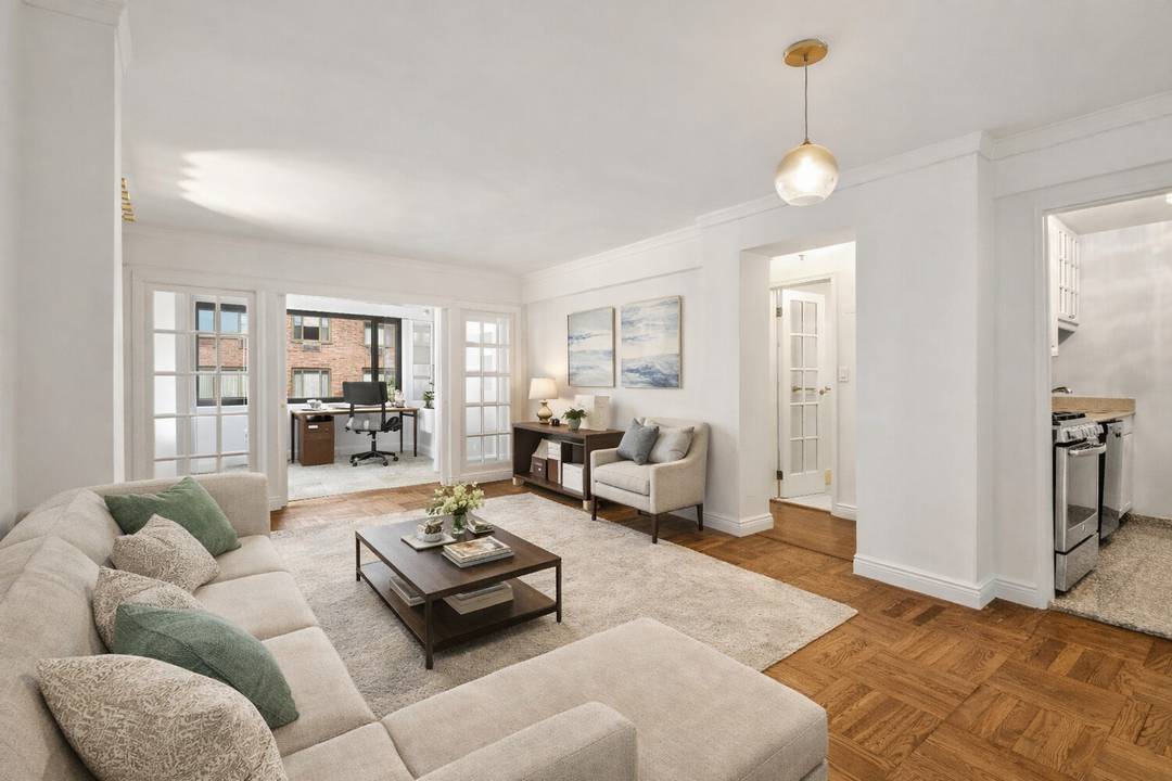 Prime Upper East Side Condop Living at 425 East 63rd Street, W9J Welcome to your perfect oasis in the heart of a vibrant city !