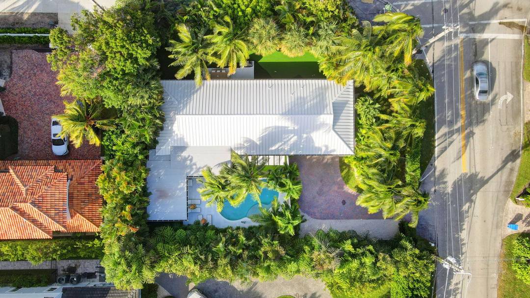 Welcome to your Tropical Paradise on Hypoloxo Island !