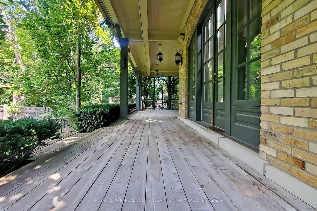 In The Coveted Neighborhood Of Lawrence Park This Beautiful Home Exudes Elegance amp ; Class.