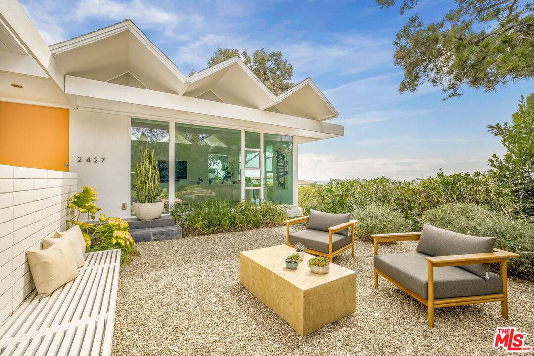 2427 Solar Dr 3BR Hollywood Hills East La