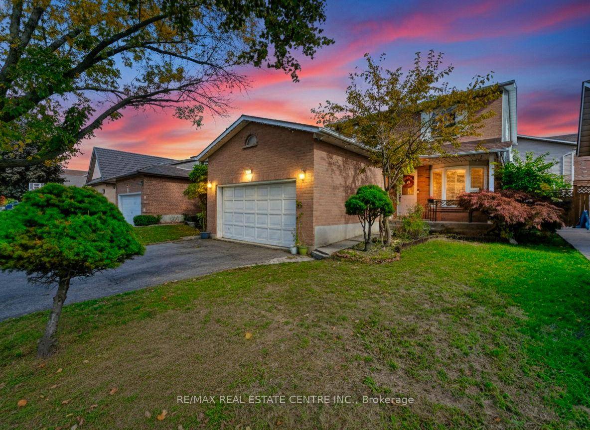 Welcome home to this amazing Detached home featuring around 2000 square footage of living space.