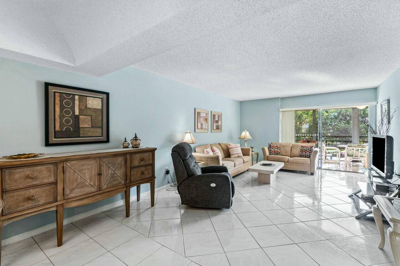 Beautiful turnkey unit available FULLY FURNISHED !