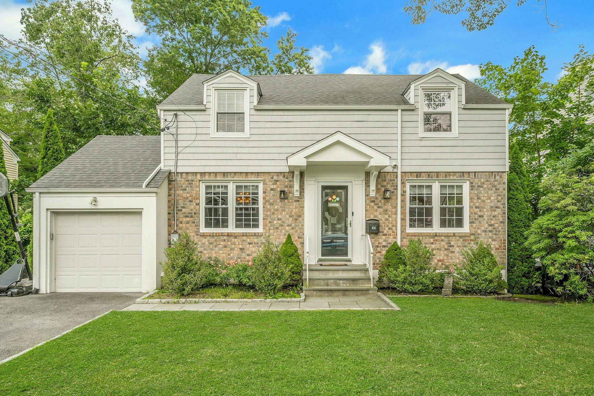 This beautiful and spacious 3 4 bedroom turn key sun drenched Colonial in sought after neighborhood in Scarsdale P.