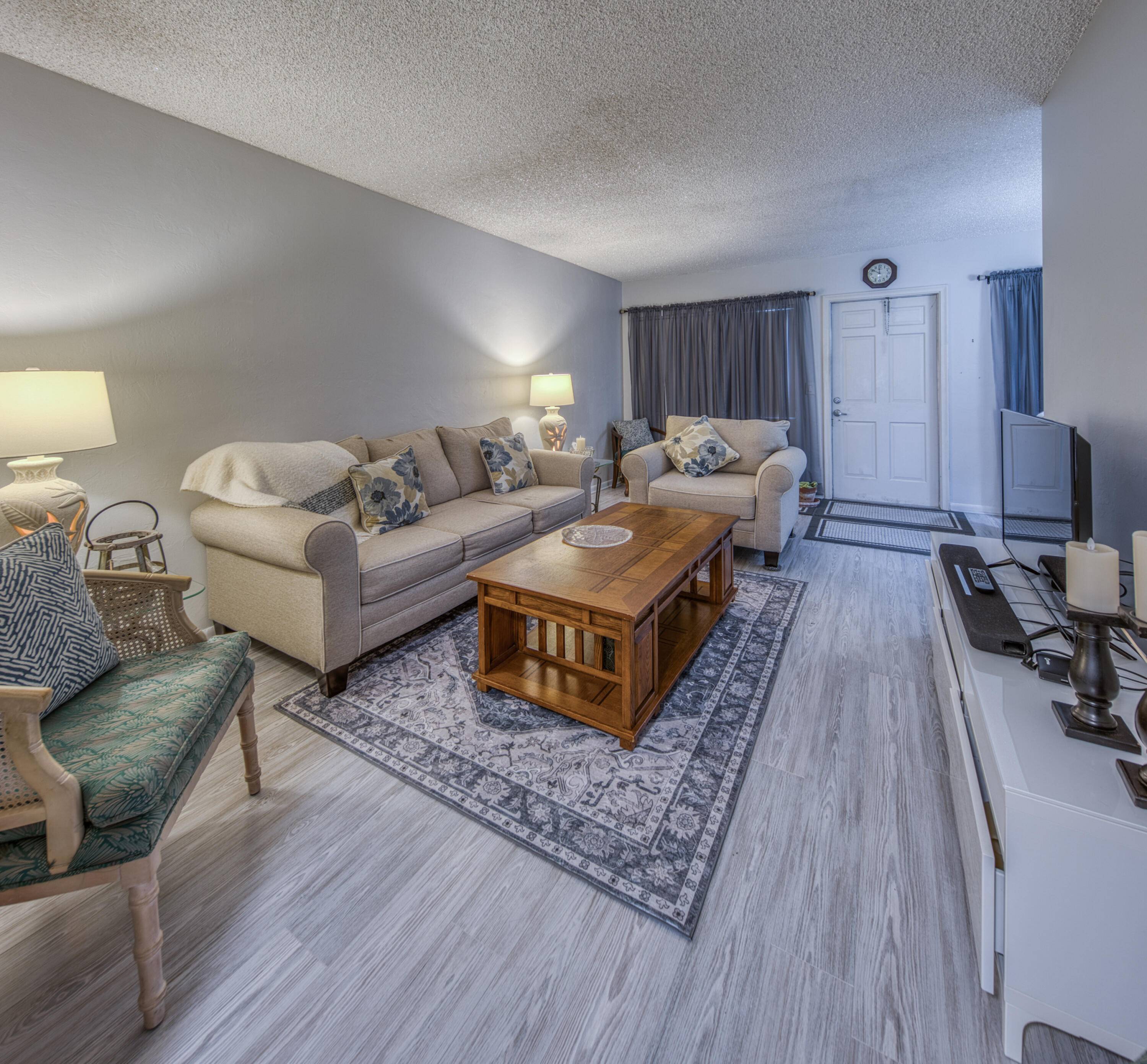 Beautifully decorated, move in ready 1 1 apartment in Lake Osborne.