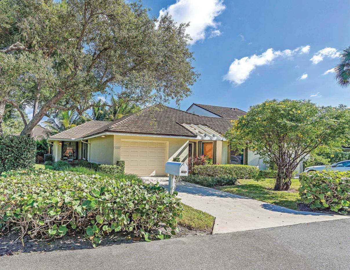 24HR manned gate ! Welcome to Twelve Oaks, a luxury all age gated community in prestigious North Palm Beach.