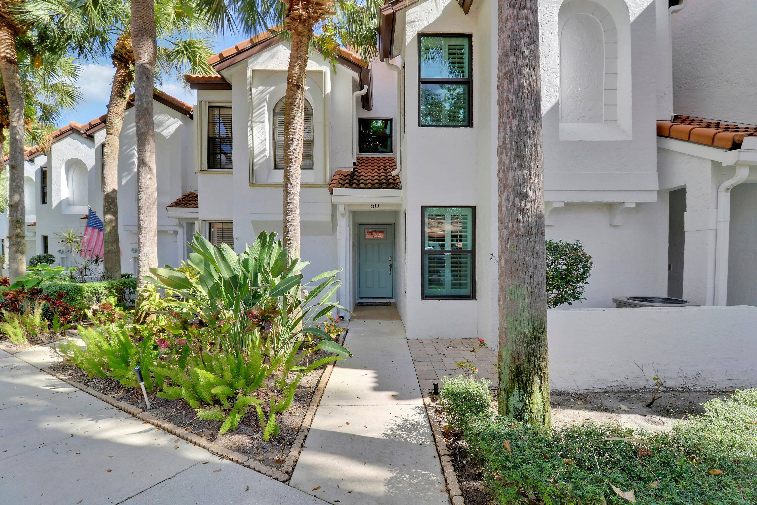 Welcome to Boater's Paradise at Mariner's Cove in Palm Beach Gardens located on the sought after west side of the Intracoastal Waterway.