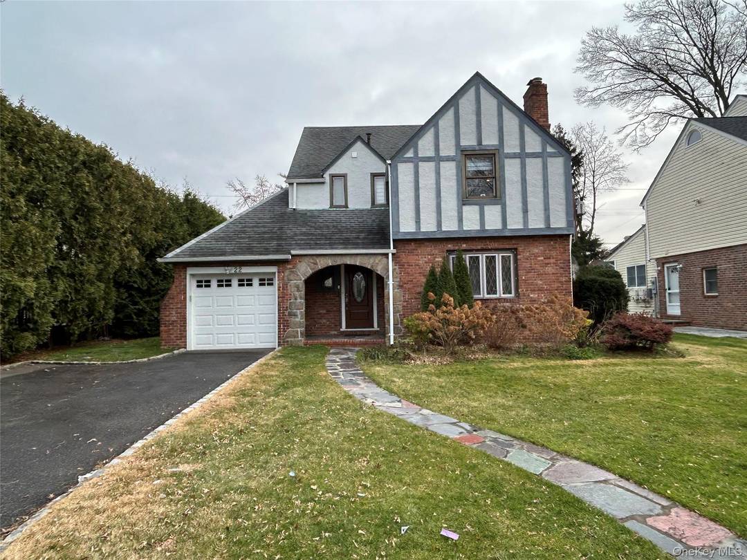 Beautiful recently renovated Tudor style colonial rental in the heart of Manhasset !