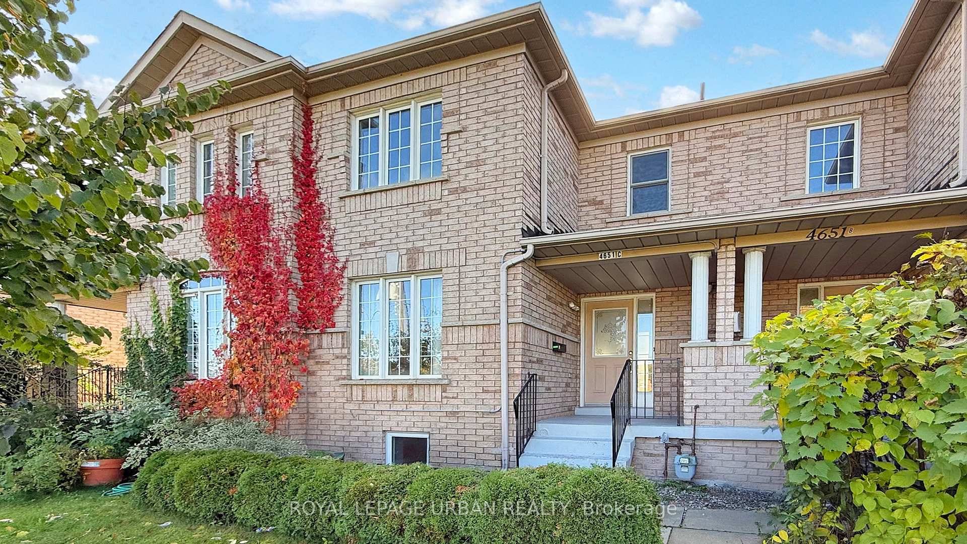 Welcome to 4651C Kingston Rd Main Level SuiteStep into this bright and spacious main level suite, offering over 800 sq.