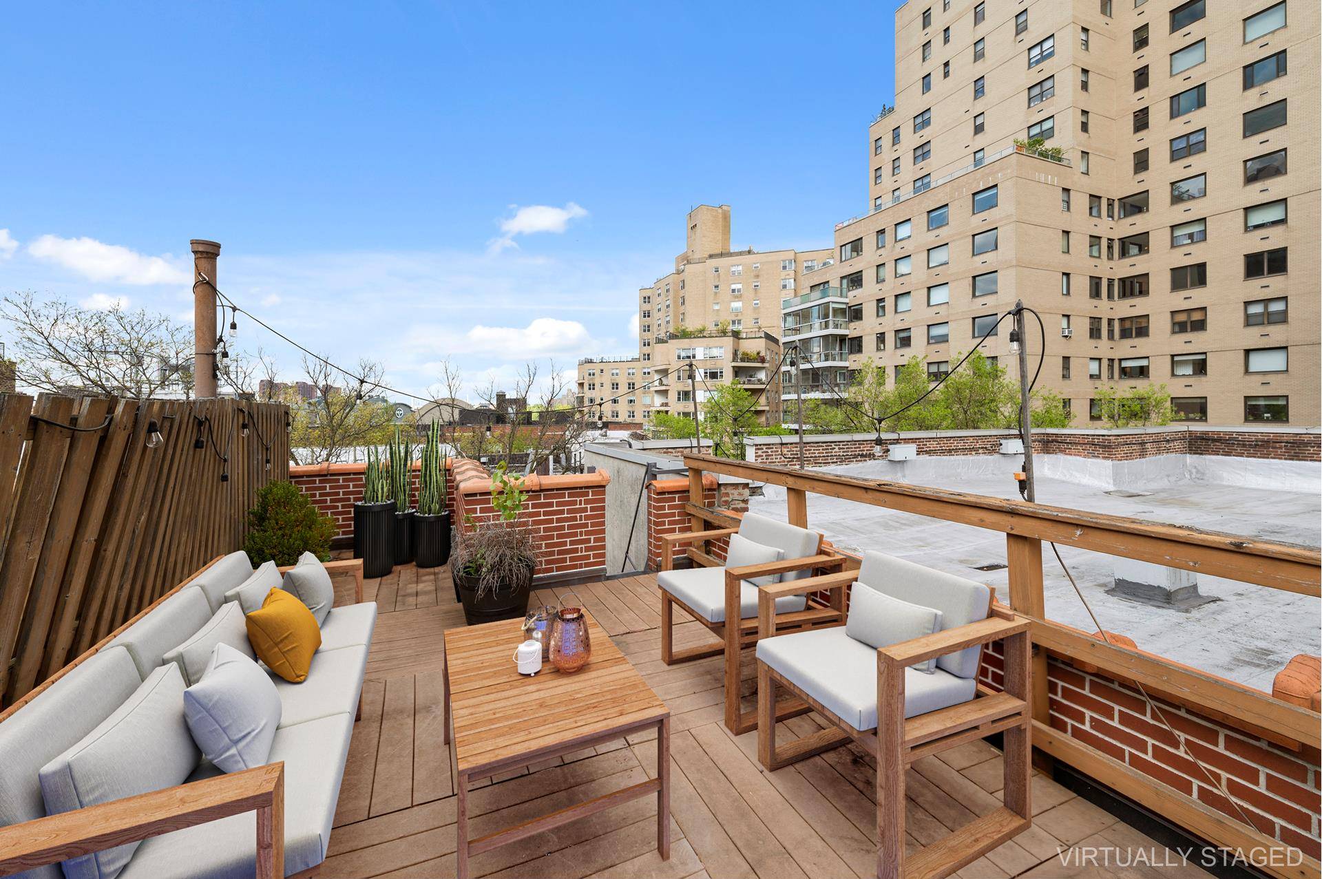 ENJOY YOUR PRIVATE ROOF DECK !