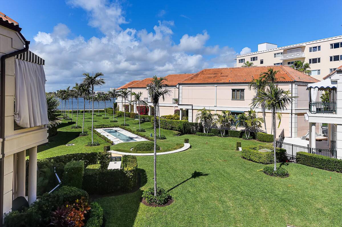 Spacious 3 bed 4 bath townhome in the heart of Palm Beach with underground parking, swimming pool and tennis court.