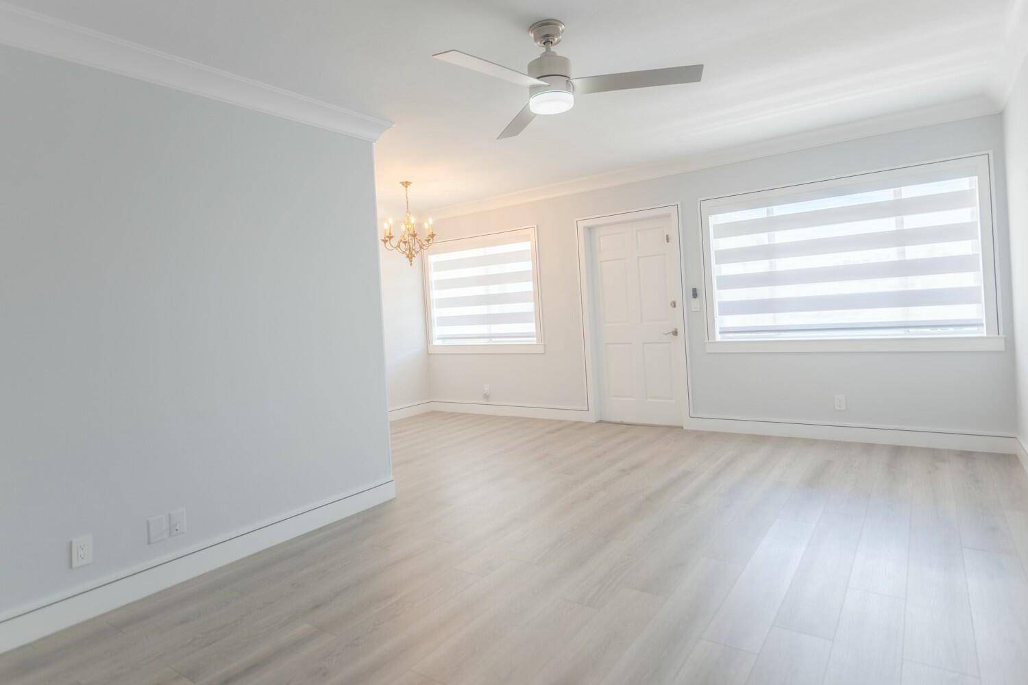Located on the 2nd floor, this beautiful and freshly painted 1 bedroom, 1 bathroom condo offers a renovated and bright space.