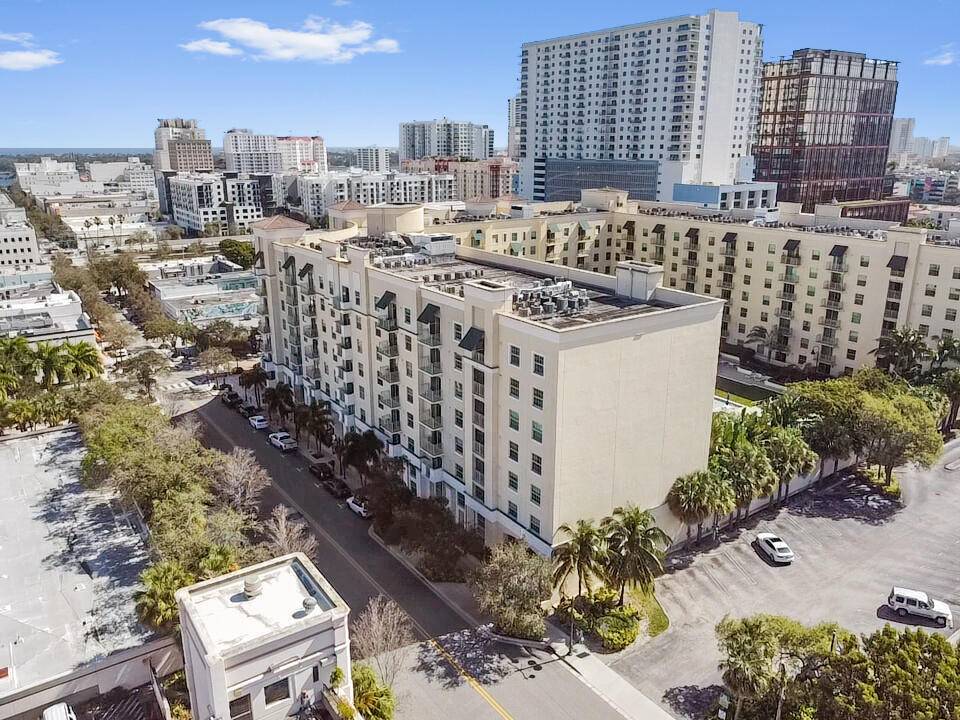 Prepare to be mesmerized by the unparalleled vistas from this beautiful 2 bedroom, 2 bathroom corner unit, offering stunning views of Rosemary Square, vibrant Downtown, the shimmering Intracoastal Waterway, and ...