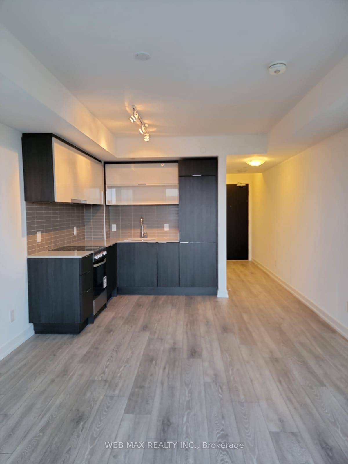511 Sq Ft. Absolutely Stunning 1 Bedroom Open Concept Unit, With Large Balcony.