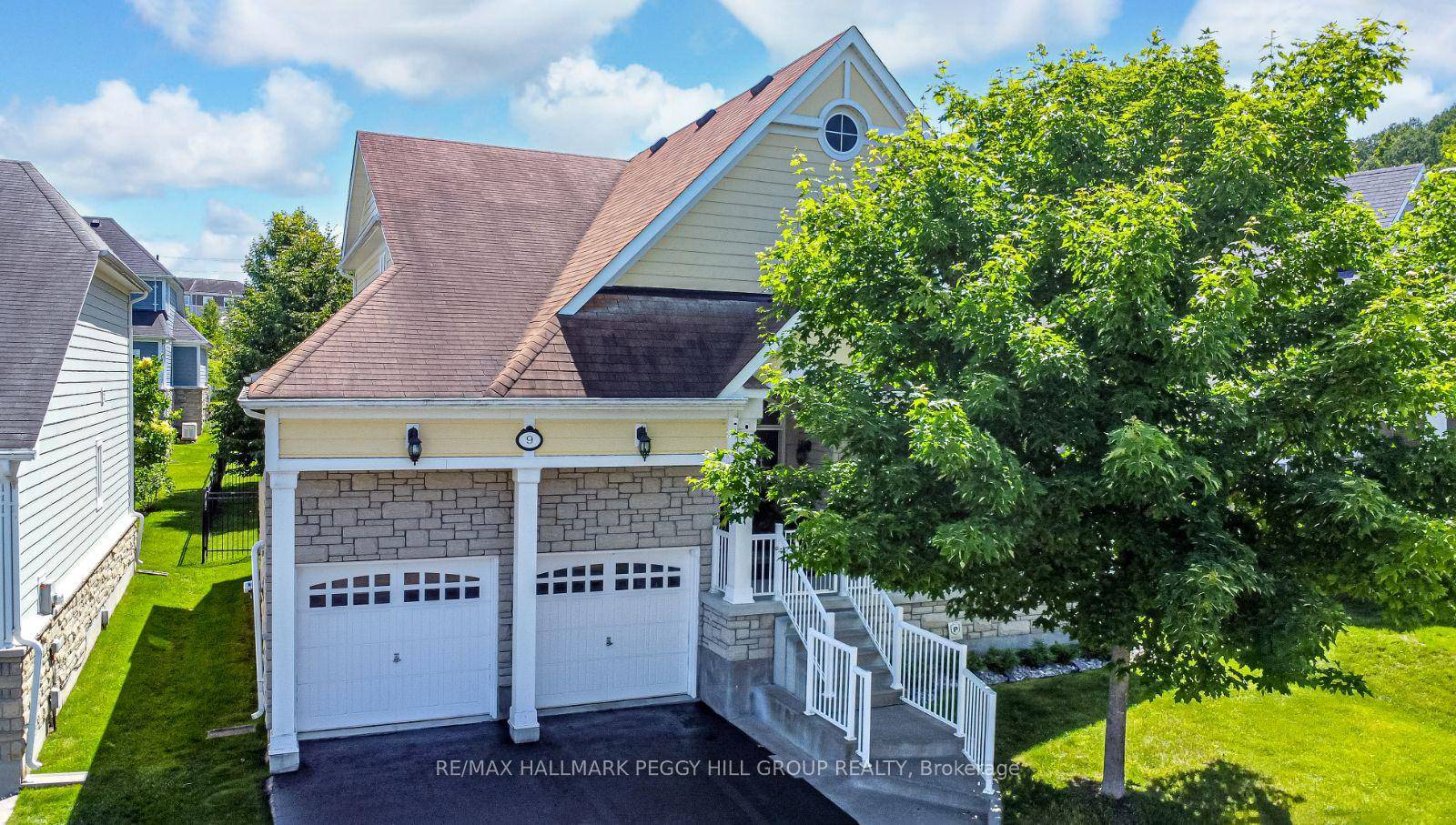 CAPE COD ELEGANCE WITH ELEVATED FINISHES IN A PRIME NEIGHBOURHOOD STEPS TO GEORGIAN BAY !