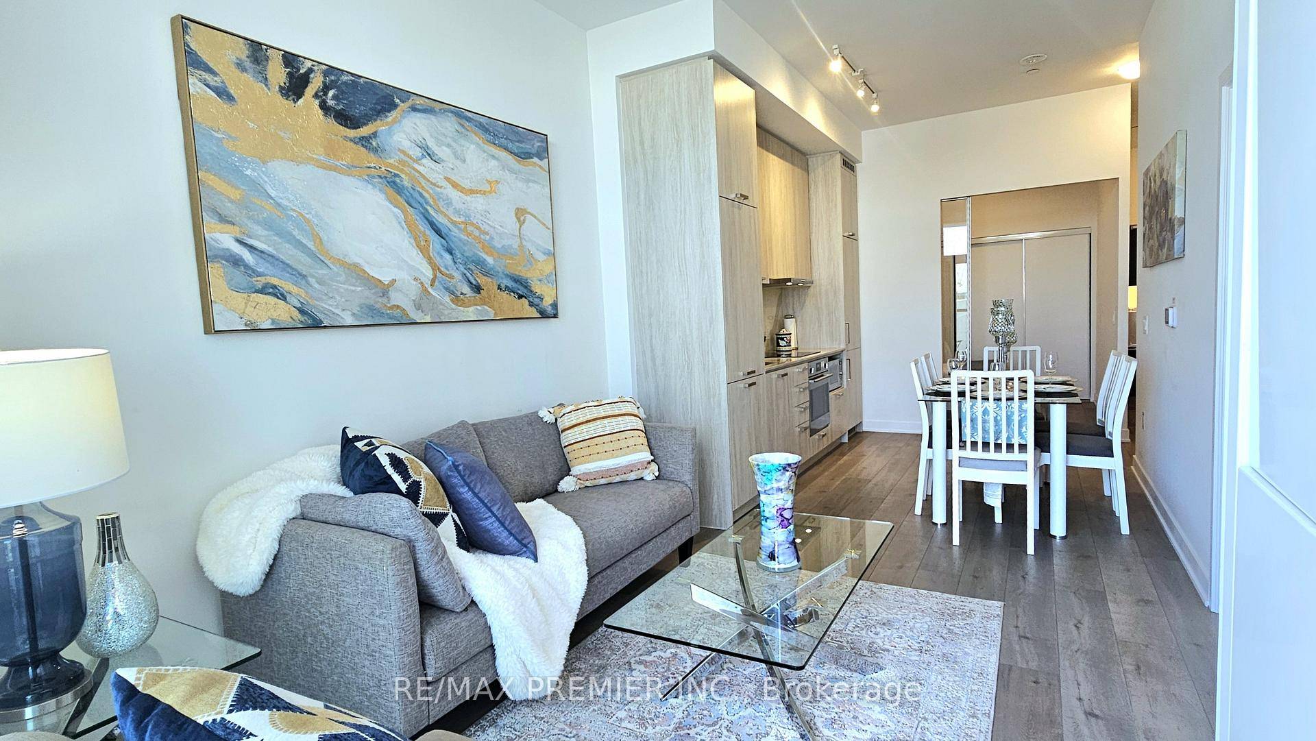 LOCATION ! Welcome to luxurious, 2 bedroom 2 bathroom unit, 2023 built by Menke's Mobilio.