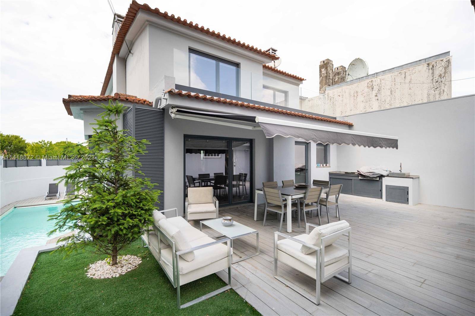 Experience the pinnacle of contemporary living in this breathtaking two stores residence nestled in the prestigious Porto neighborhood just minutes away from the Atlantic Ocean.