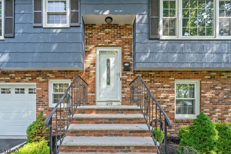 Welcome to this beautifully updated bi level house featuring 3 bedrooms and 2 bathrooms.
