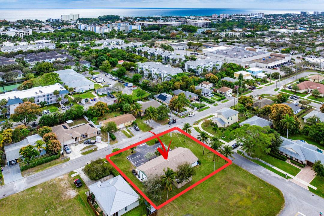This East Delray Beach and walk or a short bike ride to the beach triplex is situated on a prime double lot with no rear neighbors.