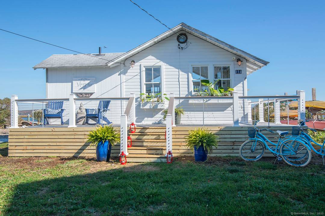 Enjoy an incredible vacation stay in this charming waterfront cottage with stunning views of Bluff Point and Fishers Island, with easy beach access, mooring, kayaks, bikes, and great fishing.