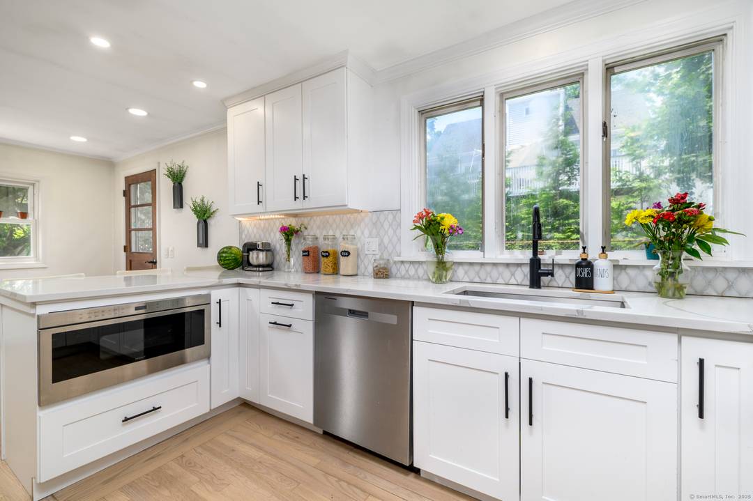 Chic Ranch Style Living in Bridgeport's North End !