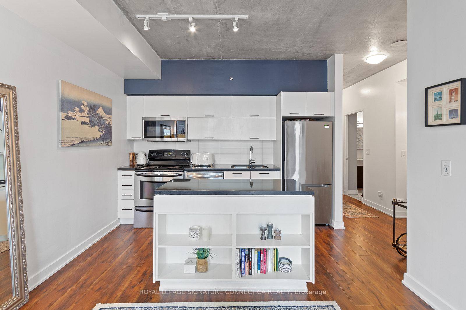 Experience the perfect blend of vibrancy and tranquility in this beautifully renovated south facing one bedroom plus den, nestled in one of the city's most coveted boutique buildings.