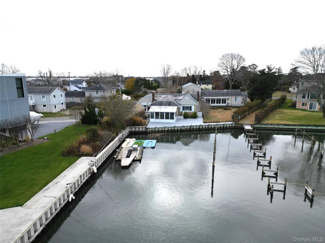 Waterfront cottage located in the highly desirable Hampton Point community.