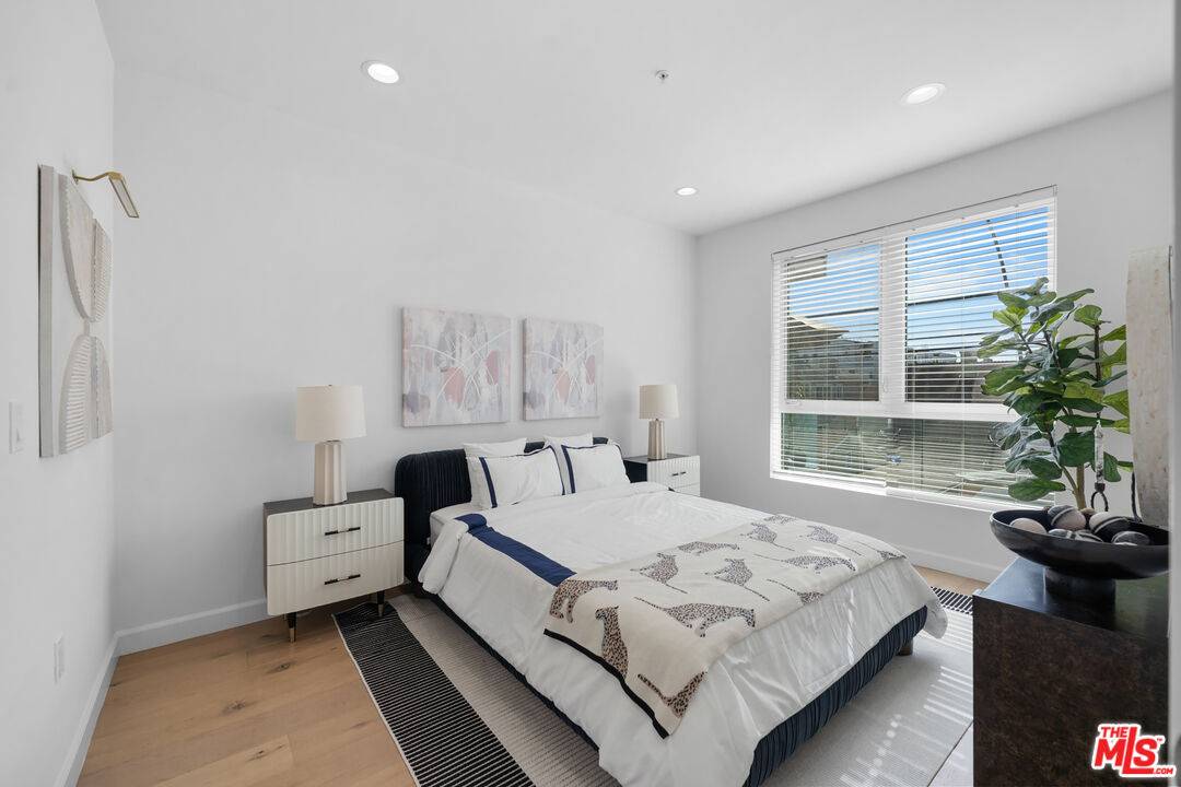 105  S Mariposa Ave 2BR Mid Wilshire La